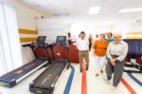 La doctora Beatriz Estrada, visitó a los abuelitos de la Casa de Día del Adulto Mayor en el municipio de Ahuacatlán