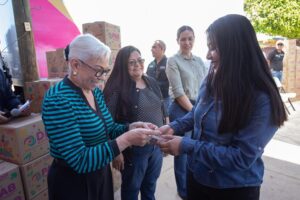 Beatriz Estrada entrega lentes, insumos escolares y apoyos económicos en La Yesca