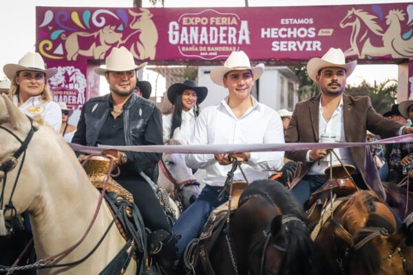 Héctor Santana encabeza una cabalgata histórica rumbo a la Expo Ganadera Bahía de Banderas 2025