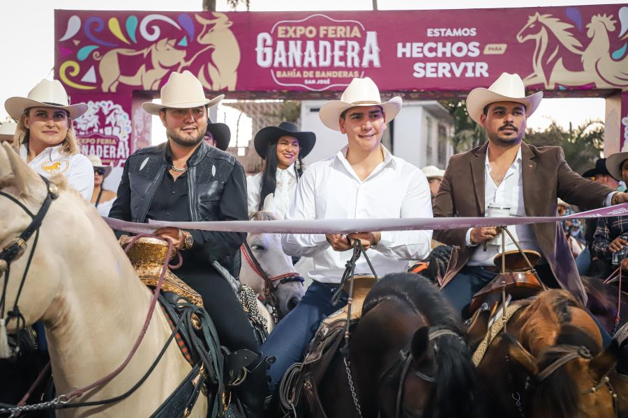 Héctor Santana encabeza una cabalgata histórica rumbo a la Expo Ganadera Bahía de Banderas 2025