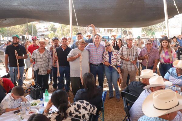 Héctor Santana celebra a los ganaderos con una rifa espectacular en la Expo Ganadera 2025