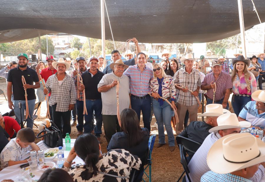 Héctor Santana celebra a los ganaderos con una rifa espectacular en la Expo Ganadera 2025