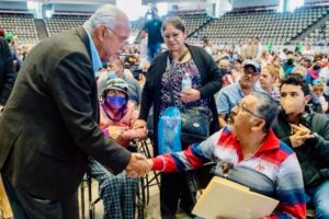 El gobernador de Nayarit, Miguel Ángel Navarro Quintero, cumple a personas con discapacidad.