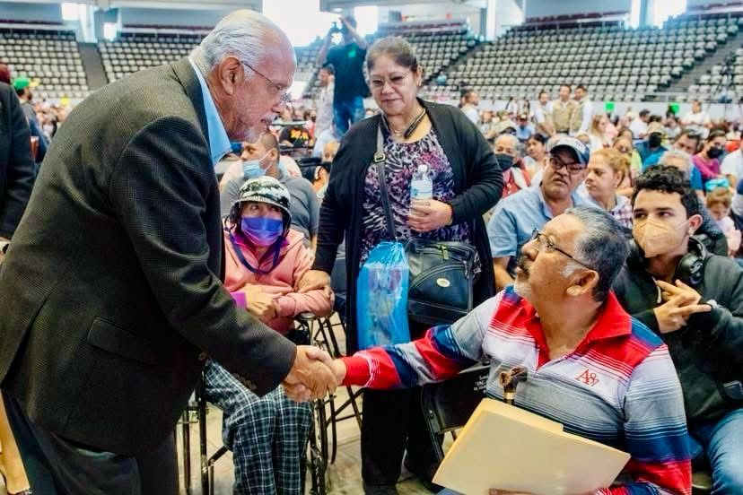 El gobernador de Nayarit, Miguel Ángel Navarro Quintero, cumple a personas con discapacidad.