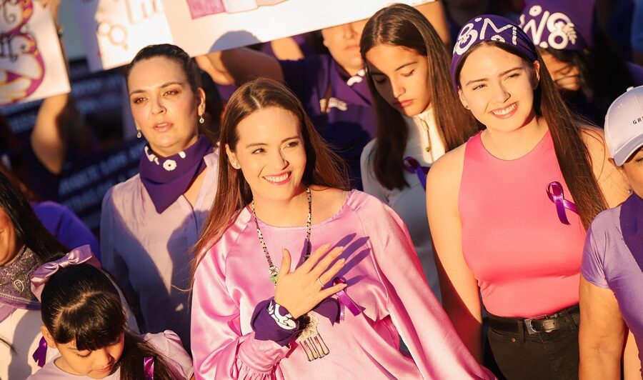 Bahía de Banderas se tiñe de morado en la marcha conmemorativa del 8M