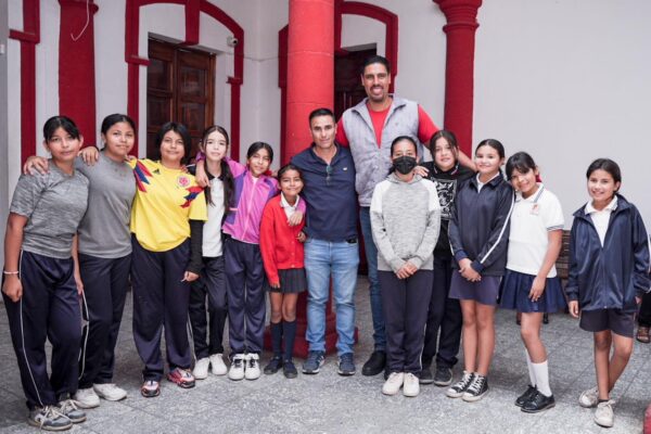 Apoyo al equipo femenil Emperadoras de la escuela primaria Último Emperador Azteca