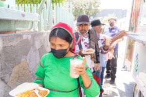 Con la entrega diaria de raciones alimentarias calientes y nutritivas a familiares de pacientes del hospital IMSS-Bienestar de Tepic.
