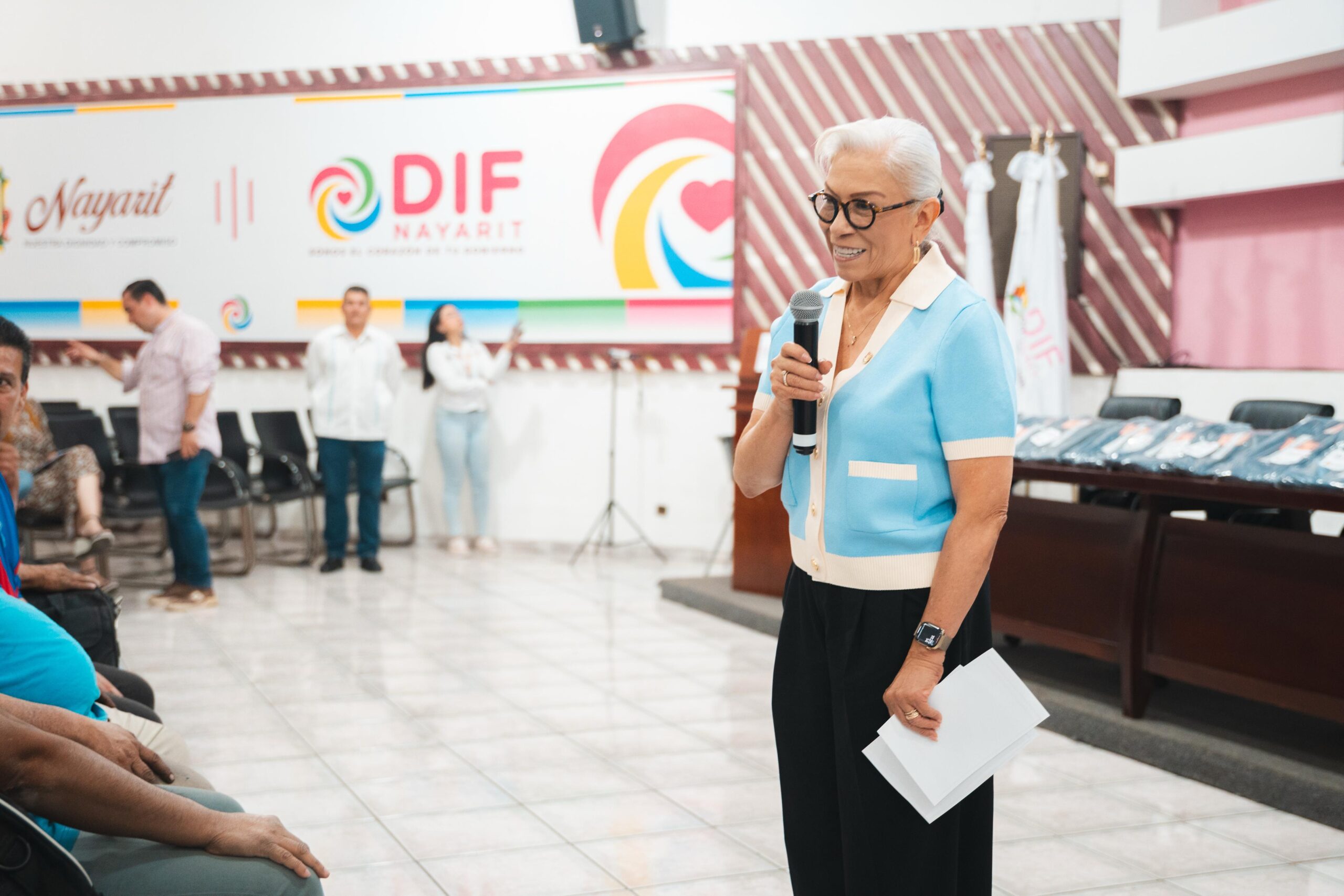 Con corazón y gratitud, Beatriz Estrada entrega uniformes a aseadores de calzado de Nayarit.
