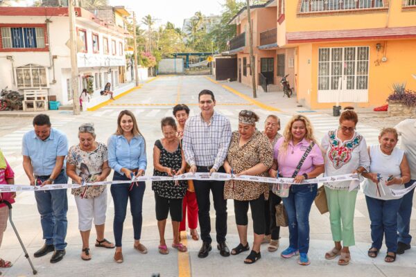 Héctor Santana entrega primera etapa de la calle Camarones y anuncia cancha deportiva para La Cruz de Huanacaxtle.