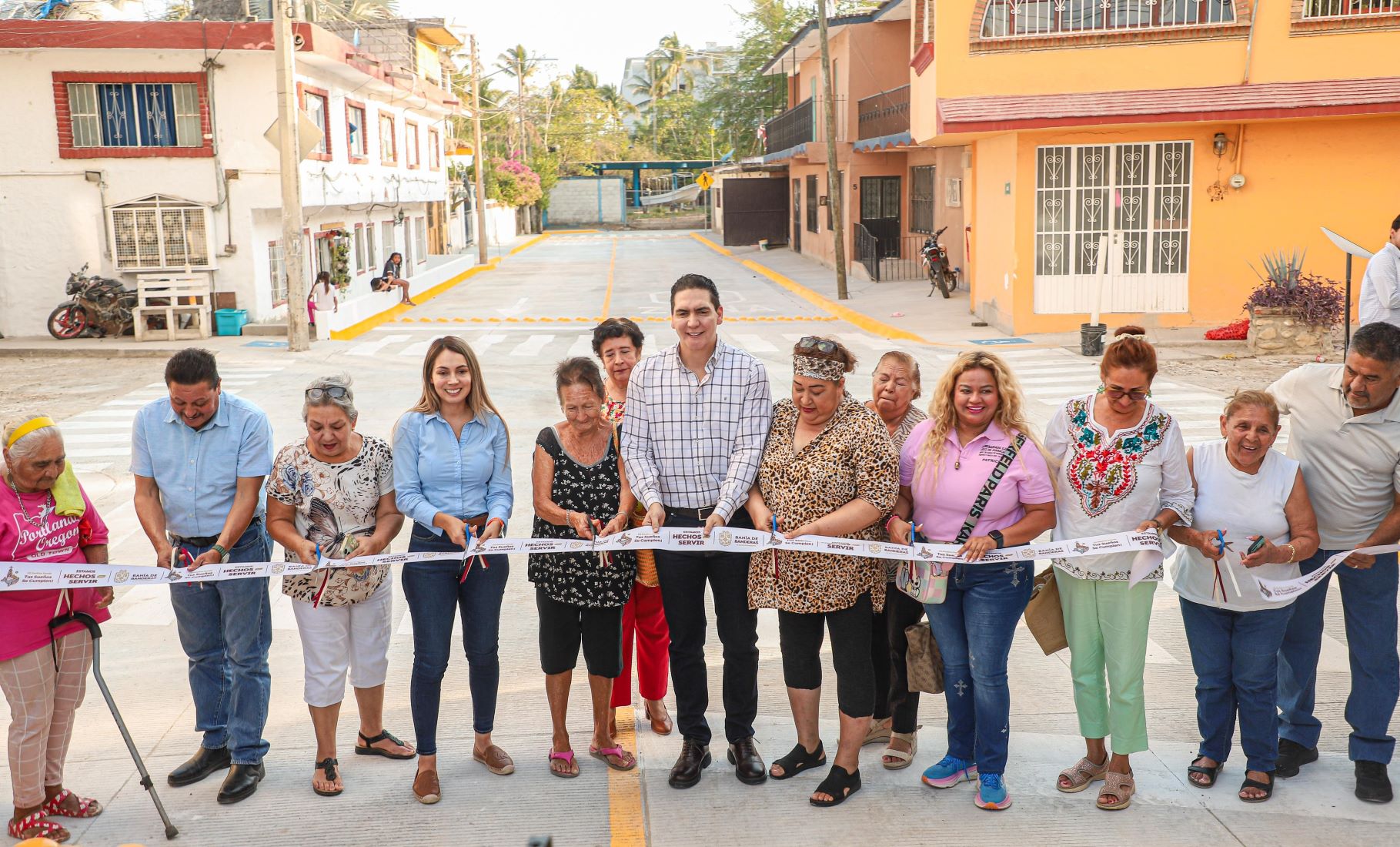 Héctor Santana entrega primera etapa de la calle Camarones y anuncia cancha deportiva para La Cruz de Huanacaxtle.