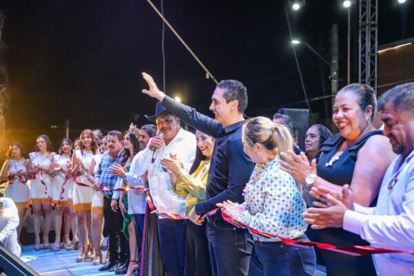 Héctor Santana lleva el alma de Bahía de Banderas al rompimiento de la Feria Regional de Santa María del Oro 2025.