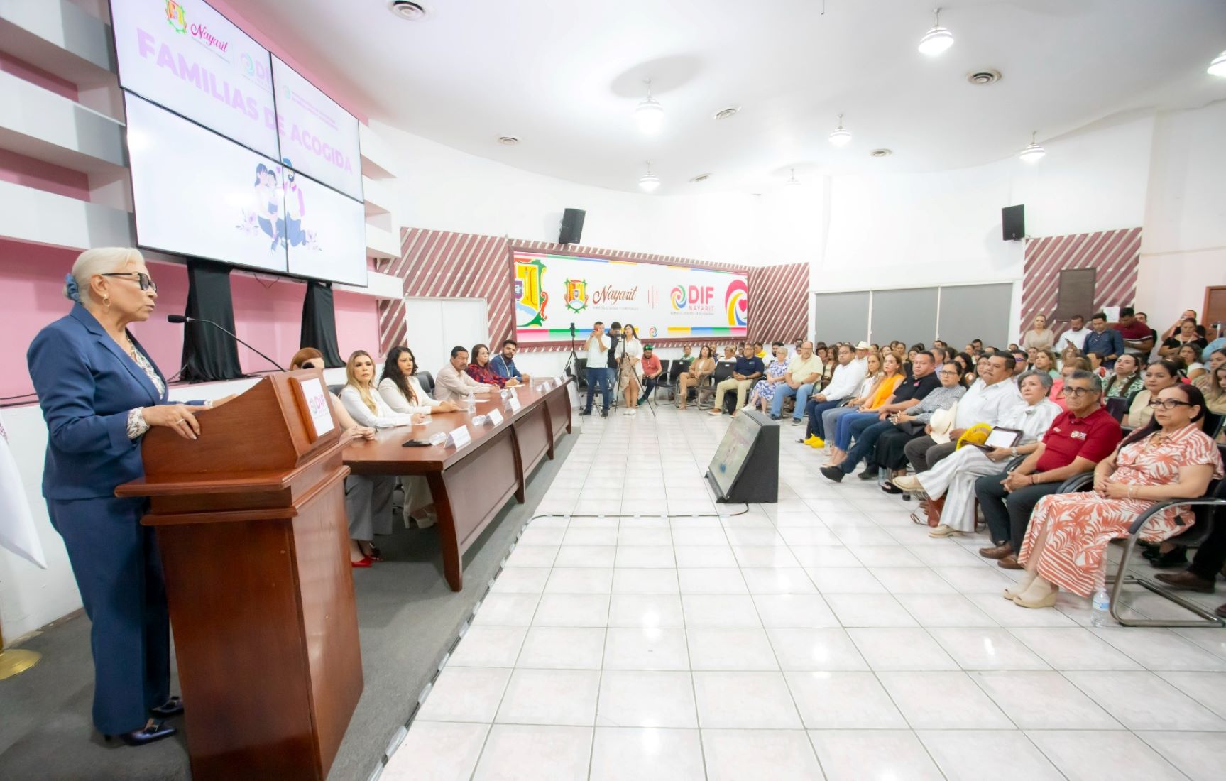 Presenta Beatriz Estrada el programa Familias de Acogida en Nayarit.