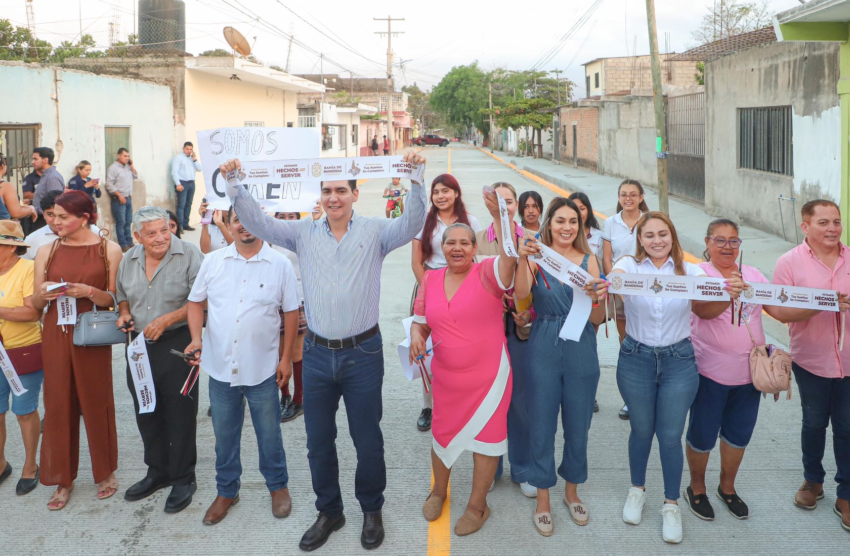 Héctor Santana cumple en El Porvenir y anuncia 10 millones más para obra pública.
