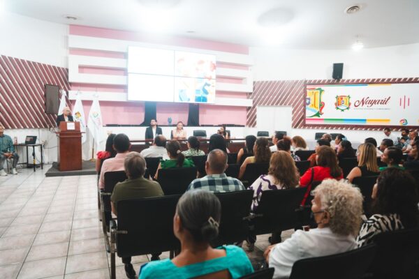 Por su ejemplo de servicio, Beatriz Estrada reconoce años de labor a personal del DIF Nayarit