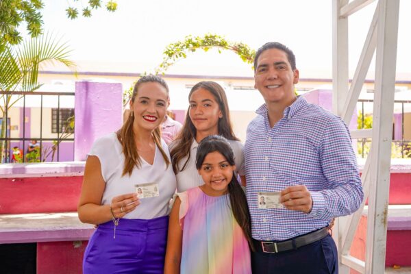 Héctor Santana ejerce su derecho al voto acompañado de su familia.