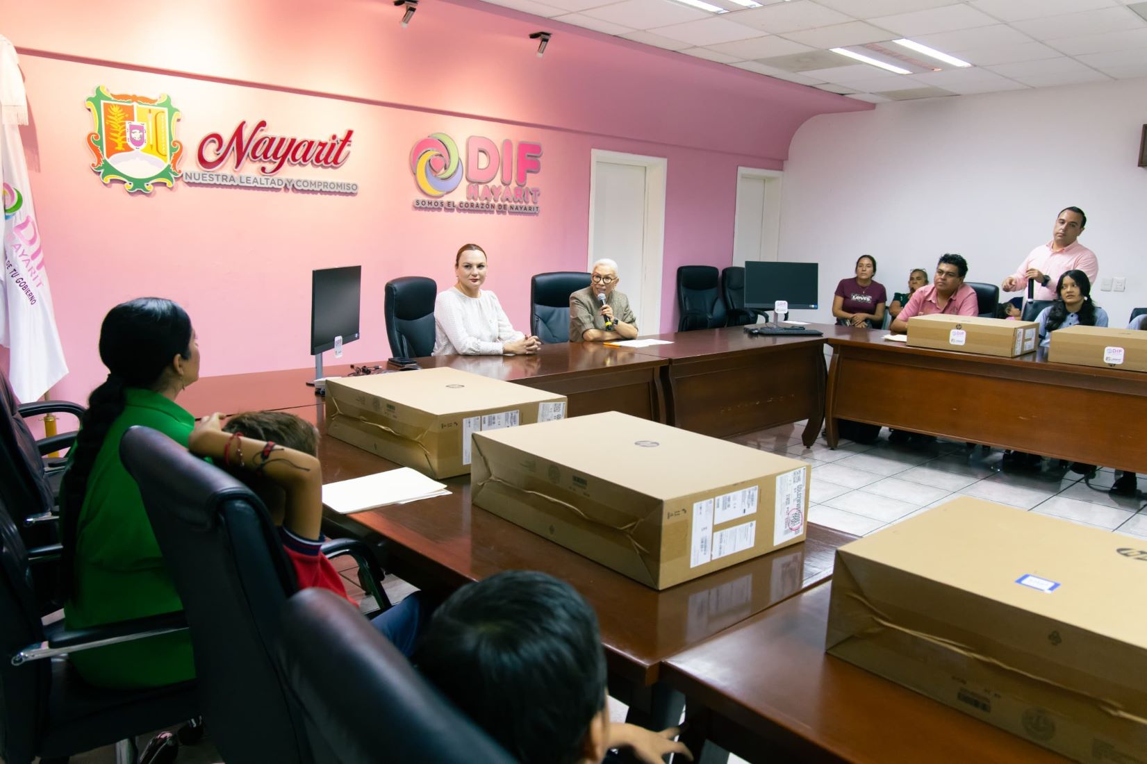 Fortalece Beatriz Estrada la educación en Nayarit.