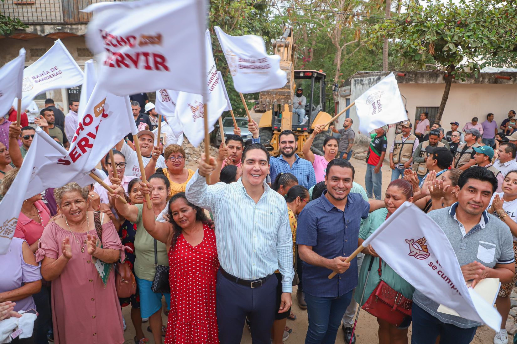 Héctor Santana arranca pavimentación de la calle Zacatecas en Valle de Banderas.
