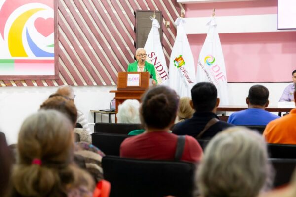 Beatriz Estrada entrega prótesis dentales a 50 nayaritas.