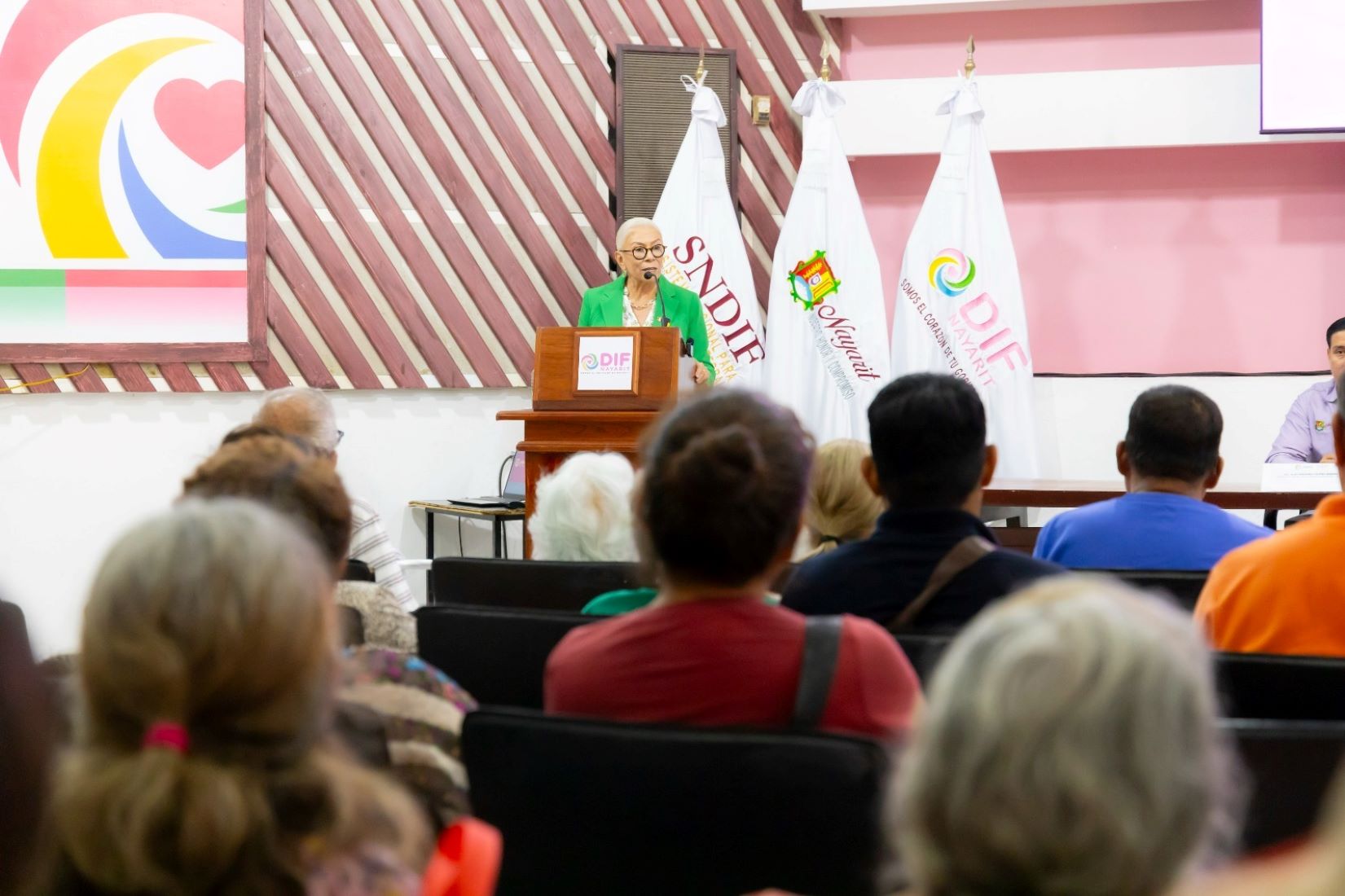 Beatriz Estrada entrega prótesis dentales a 50 nayaritas.